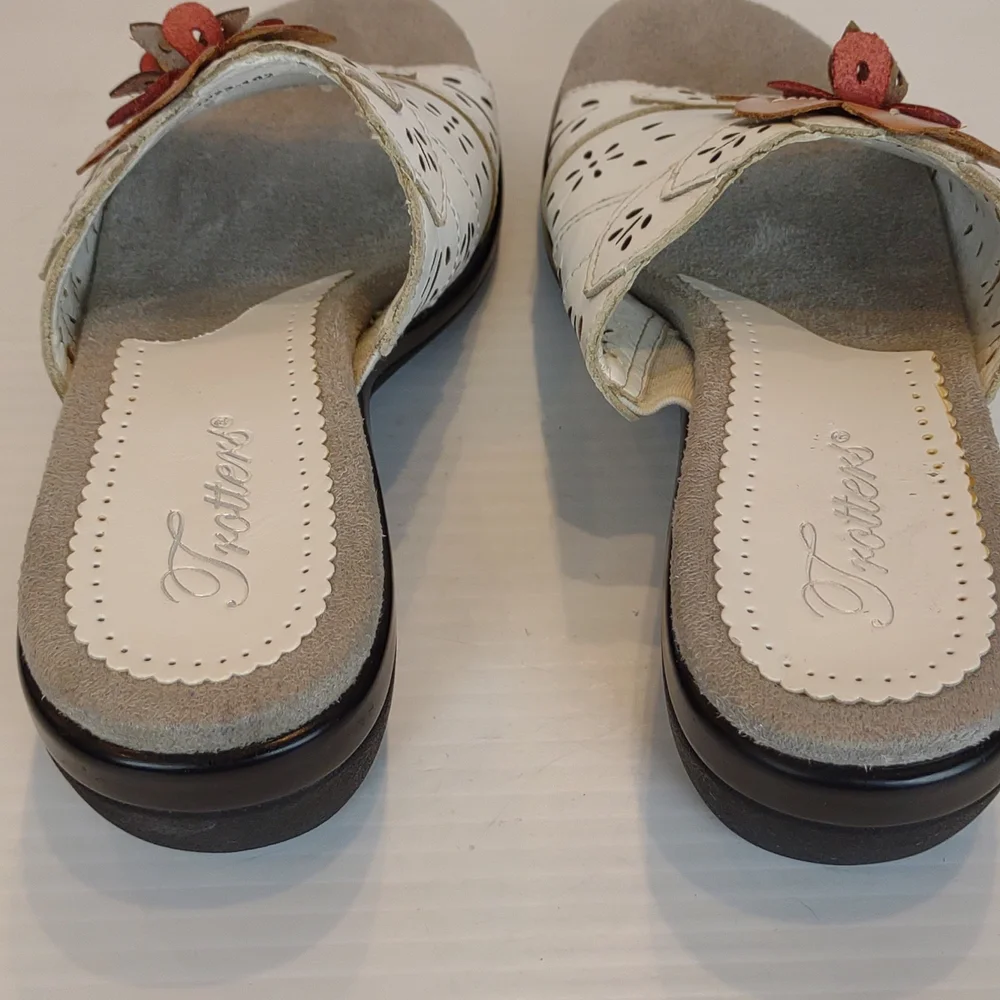 Trotters White Leather Cutout OpenToe Wedge Platform Slide Leather Flower Narrow